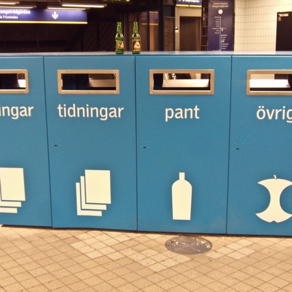 Szelektív hulladékgyűjtő a metro aluljáróban: tidningar-újságok, pant-flakonok, övrigt-vegyes